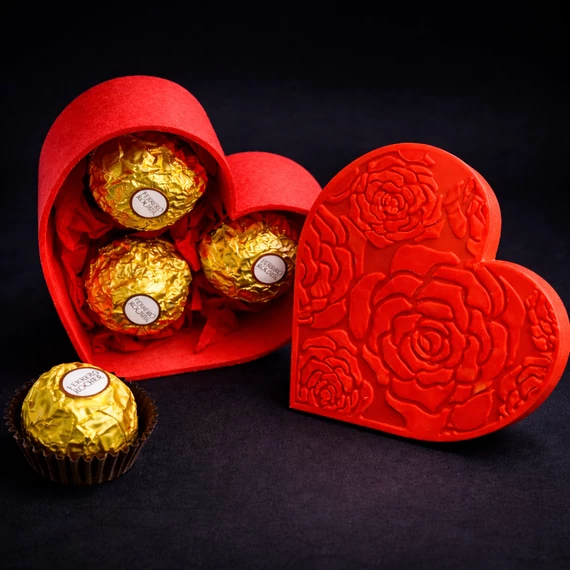 Valentin napi szív formájú Ferrero tartó doboz + 4 db Ferrero Roche 50g