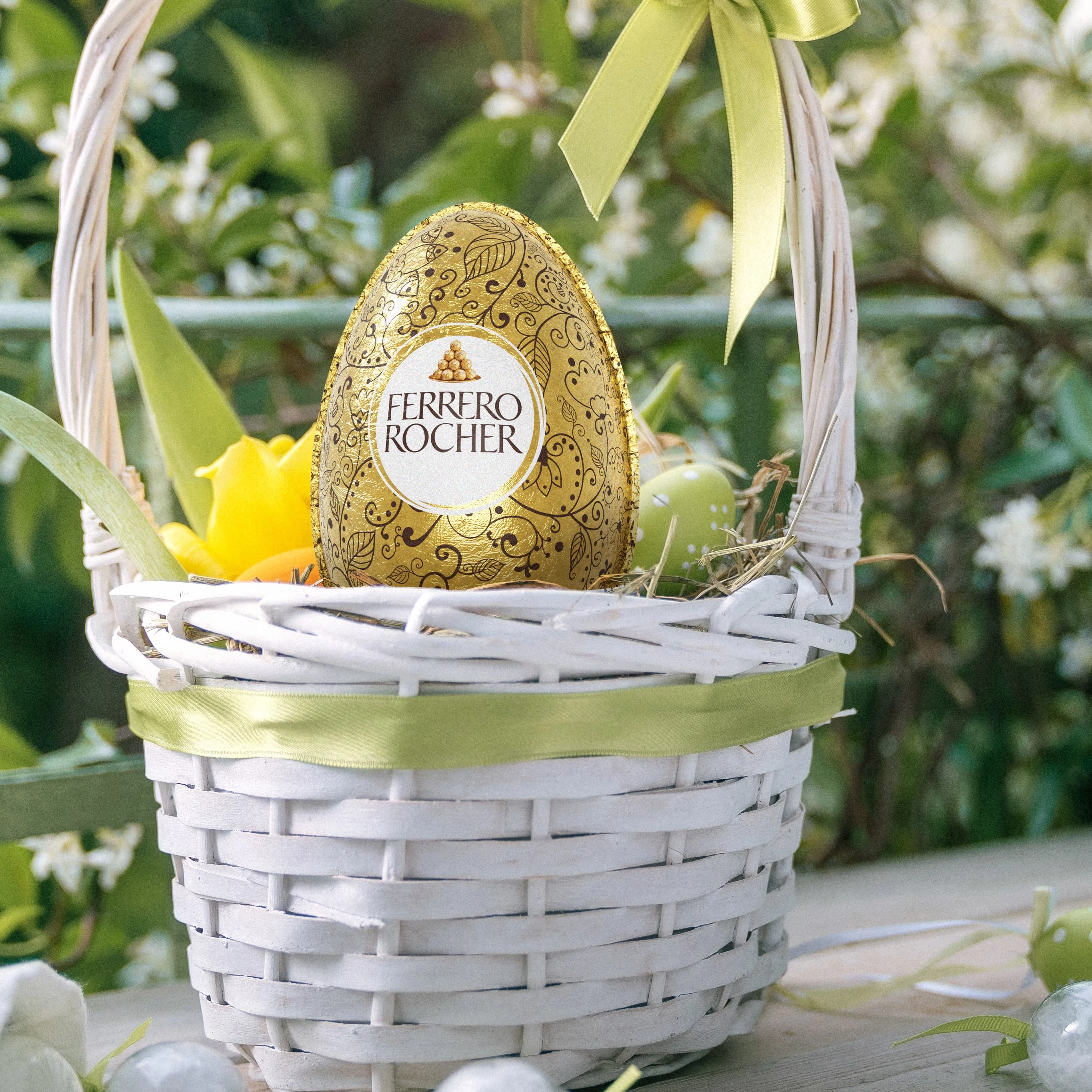 Ferrero Rocher húsvéti csokoládé tojás mogyoródarabokkal 100g