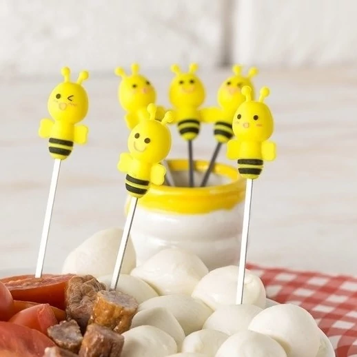 Hidegtál kínáló méhek pálcikákkal porcelán edénnyel